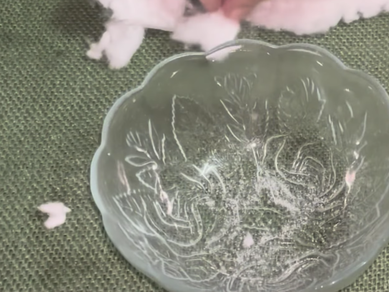 recoge el policarboanato en un bol