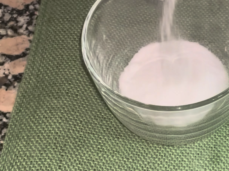 se echa bicarbonato en un bol